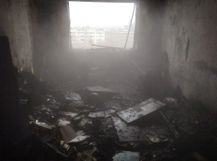 Девятиэтажку эвакуировали из-за мощного пожара в квартире 83-летнего волгоградца