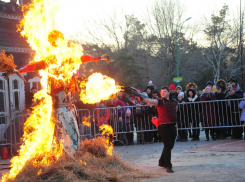 В Волгограде проводят зиму с бесплатными блинами и «мужскими играми» 