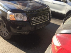 Land Rover устроил «бутерброд» на дороге под Волгоградом