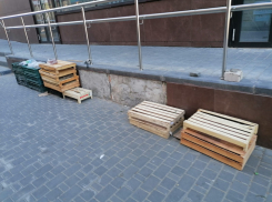 Погрязший в судах новострой семьи спикера гордумы в центре Волгограда начал разваливаться