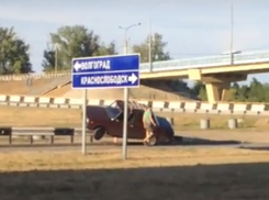 Под Волгоградом «Жигули» залетели на дорожное ограждение