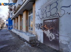 «Яма на яме, и ямой погоняет»: волгоградцы предложили конкретные адреса для снятой плитки с Аллеи Героев