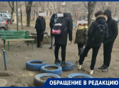 На горы окурков, оставленных студентами экономико-технического колледжа во дворе жилого дома, жалуется волгоградец