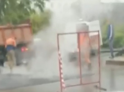 Дождь – лучшее время ремонта дороги: как асфальт закладывают в лужи, показал на видео волгоградец