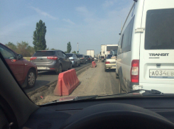 На шоссе Авиаторов в Волгограде выстроилась многокилометровая пробка