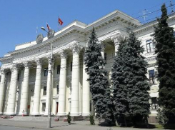 Волгоградские чиновники помогают погорельцам самым необходимым: скрепками и карандашами