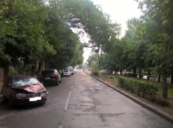 В центре Волгограда Volkswagen протаранил припаркованный Hyundai и опрокинулся