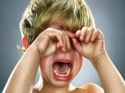 Пенсионер-эксгибиционист на велосипеде пугает детей в Волжском