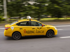 В Яндекс.Такси назвали города, где чаще всего оставляют чаевые