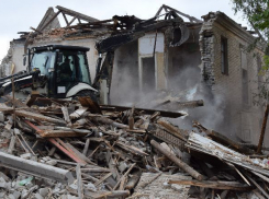 Снос признанной аварийной еще в 2009 году двухэтажки в Волгограде завершится до конца недели