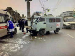 Машина с пациентом диспансера протаранила столб у Мамаева кургана в Волгограде