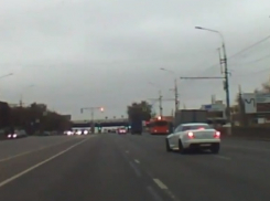 Пересекающего двойную сплошную автохама на белом «Ягуаре» снял волгоградец 