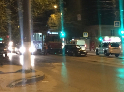 На Ангарском в Волгограде из-за вылетевшей на рельсы «шестерки» встали трамваи