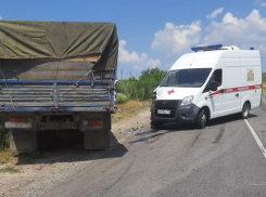 КамАЗ протаранил скорую помощь на трассе в Волгоградской области: пострадал медработник