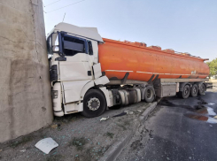 На юге Волгограда нефтевоз влетел в опору железнодорожного моста