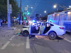 Появилось видео столкновения Mercedes и LADA на Пражской в Волгограде