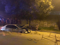 В центре Волгограда иномарка на скорости провалилась под асфальт