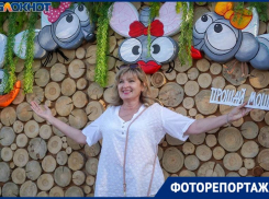Волгоградцы с песнями и танцами попрощались с надоедливой мошкарой 
