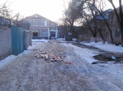 Волгоградцы жалуются на разбросанный по дороге хлеб на юге города