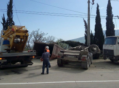В Крыму опрокинулась и повисла над оврагом фура из Волгограда: водитель погиб
