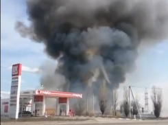 Напугавший волгоградцев пожар у заправки попал на видео 