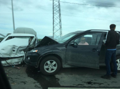 Жуткое ДТП между Lada и Mitsubishi произошло на заезде на мост в Волжском