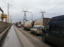 Из-за рядового ДТП на Волжской ГЭС образовалась огромная пробка