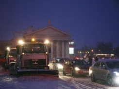 На дороги Волгограда за ночь высыпали почти 300 тонн песка