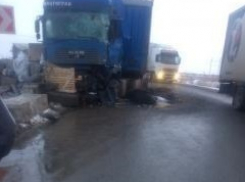 Под Волгоградом столкнулись лоб в лоб две фуры