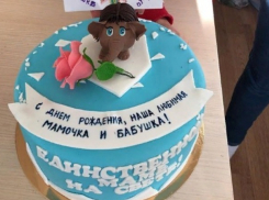 Волгоградский депутат Алексей Волоцков подарил маме мамонтенка с розочкой