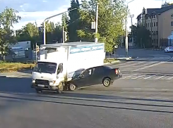 На видео попало столкновение иномарки и грузовика в Волгограде