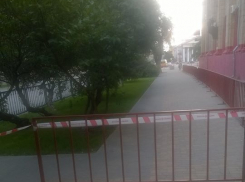 В центре Волгограда возле Главпочтамта провалился тротуар