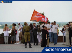 Тысячи туристов заполонили Волгоград: показываем очереди у панорамы