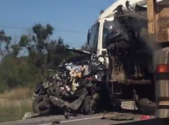 В столкновении с большегрузом разорвало на куски легковушку под Волгоградом
