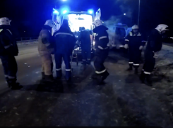 Эпицентр страшного ДТП с распплющеным о столб ВАЗ показал спасатель из Волгограда  