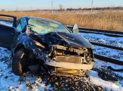 Поезд снес иномарку на переезде под Волгоградом 