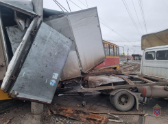 Трамвай размозжил «ГАЗель» под Волгоградом – видео