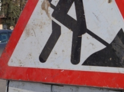 Очевидцев гибели рабочего под дорожной машиной разыскивают в Волгограде