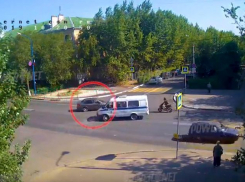 В Волжском скутерист на скорости влетел в иномарку