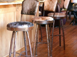 Красивая жизнь: ВолГУ закупает кожаные диваны и мебель для бара