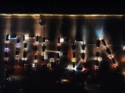 Огромное слово «Победа» из мотоциклов и авто Волгограда снято с высоты птичьего полета 