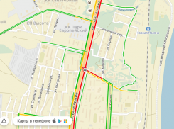 Кировский район Волгограда встал в многокилометровую пробку из-за ДТП