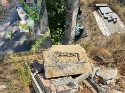 Волгоградские кладбища погрязли в вандализме – неизвестные воруют ограды, раскалывают памятники