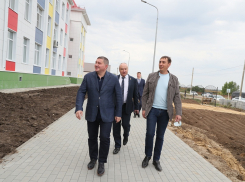 Показали город-плац: Андрей Бочаров бросил всё и уехал в Урюпинск