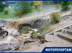 Центр Волгограда вторые сутки заливает зловонными водопадами: фоторепортаж