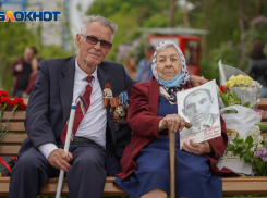 Участникам «Бессмертного полка» в Волгограде разрешили не надевать маски, чтобы пройти с портретами родных