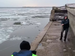 Спасение упавшей с волгоградского моста 17-летней попало на видео 