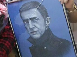 В Волгограде поклонницы Бутусова подарили ему портрет