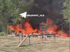 Свалка на 150 квадратов сгорела в волгоградском дворе 