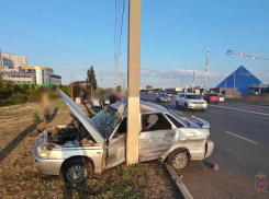 Жестко впечатался в столб после пылевого дрифта зумер на ВАЗе в Волжском: видео